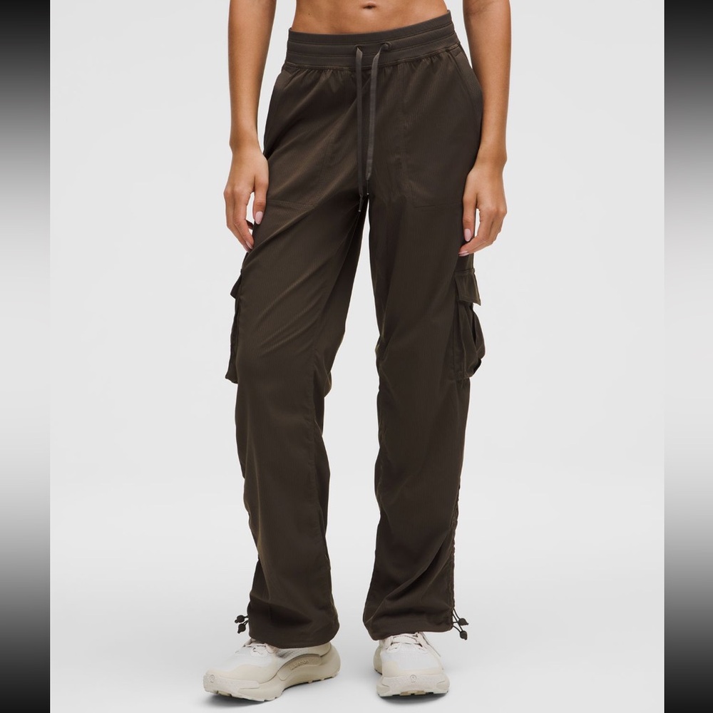 Dance Studio Relaxed-Fit Mid-Rise
Cargo Pant - Size M